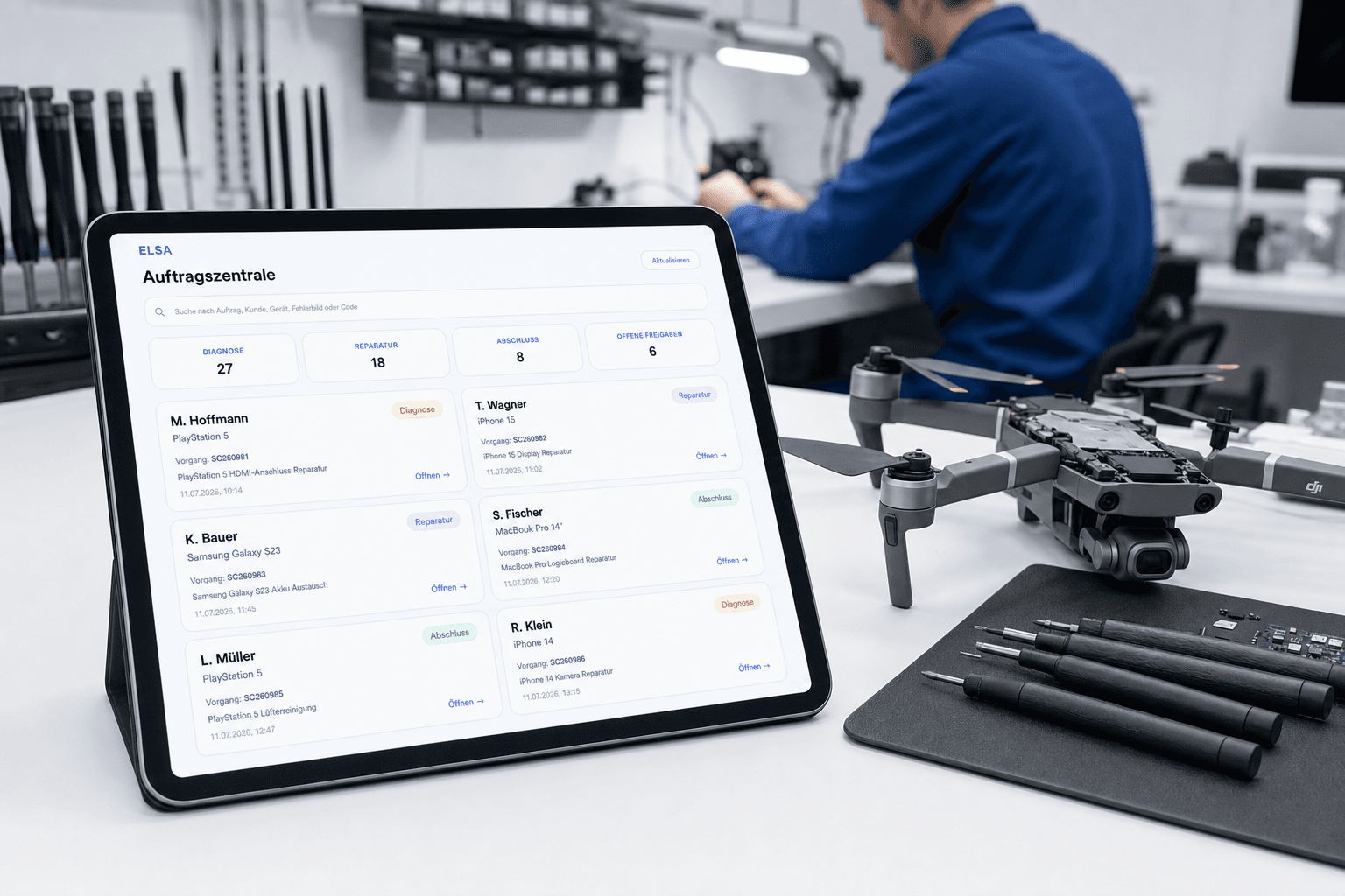 Techniker in der Reparaturwerkstatt mit ELSA auf dem Tablet